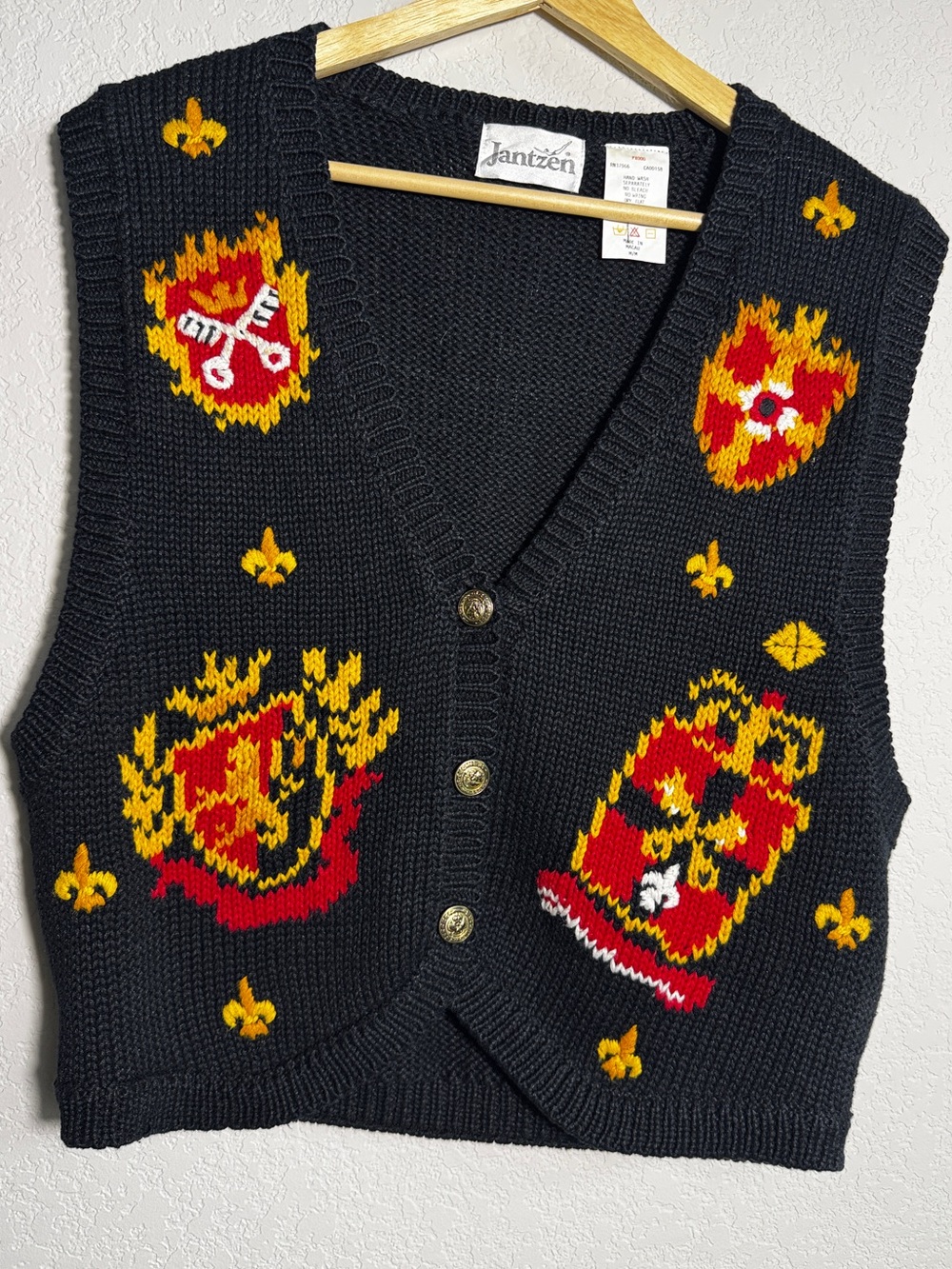 Jantzen Sweater Vest size M Black Heraldic Crest Novelty Knit vintage